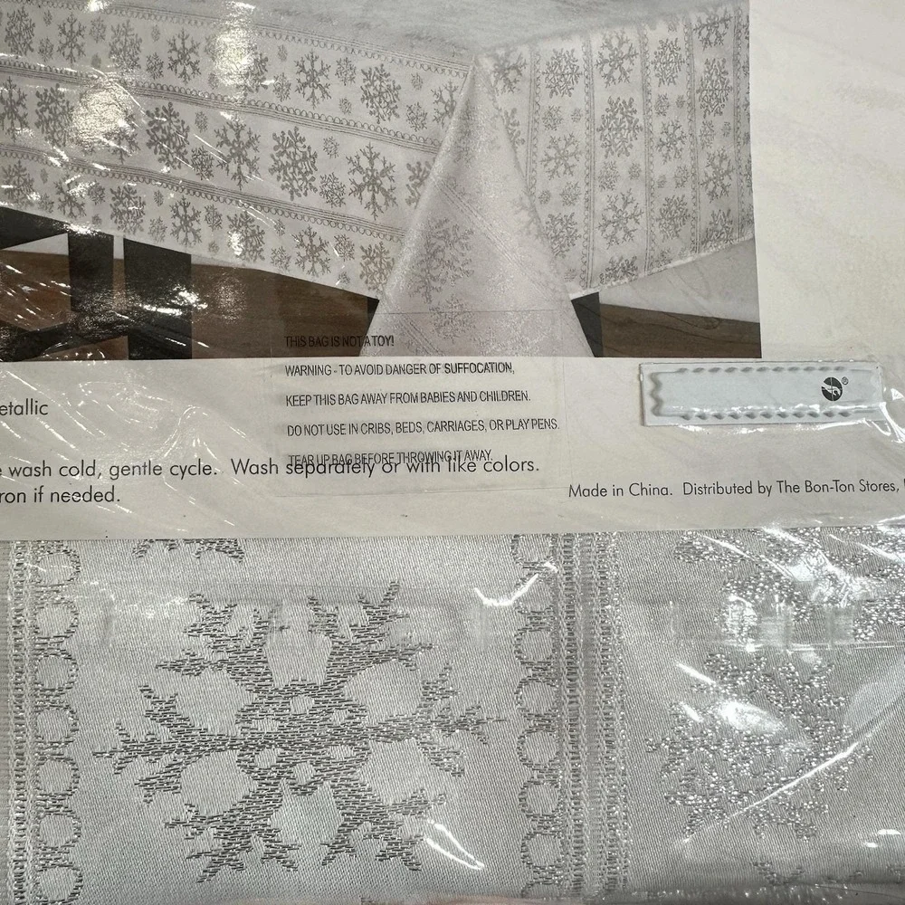 NEW‎ Living Quarters Oblong Snowflake Tablecloth Silver White Chrisrmas 60x102